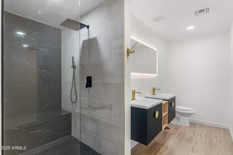 Bath - 2614 E Mountain View Rd, Phoenix, AZ 85028 photo 2 of 5