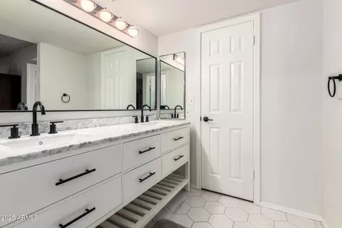 Bath - 1002 E Topeka Dr, Phoenix, AZ 85024 photo 1 of 3