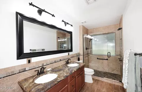 Bath - 17730 E Brooks Farm Rd, Gilbert, AZ 85298 photo 3 of 6
