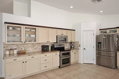 Kitchen - 17730 E Brooks Farm Rd, Gilbert, AZ 85298 photo 5 of 7