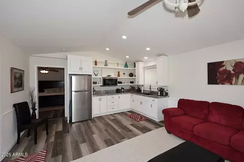 Kitchen - 17730 E Brooks Farm Rd, Gilbert, AZ 85298 photo 6 of 7