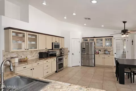 Kitchen - 17730 E Brooks Farm Rd, Gilbert, AZ 85298 photo 2 of 7