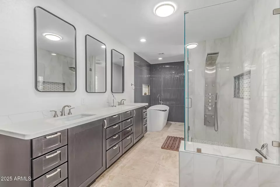 Bath - 6550 N 7th St, Phoenix, AZ 85014 photo 4 of 7