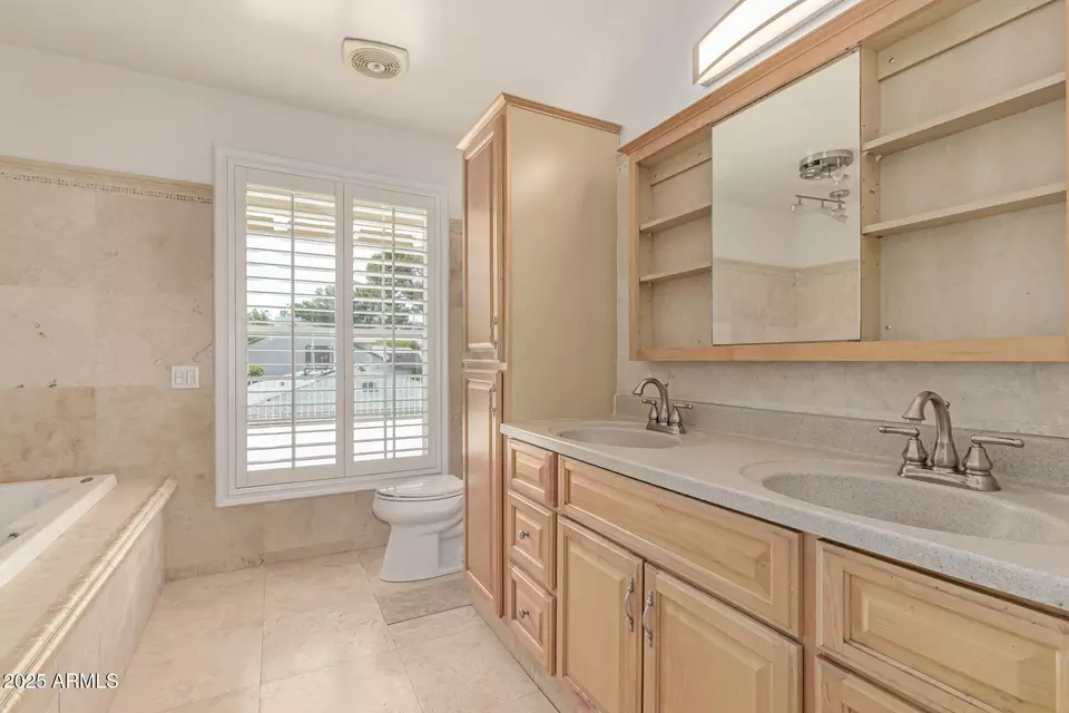 Bath - 6550 N 7th St, Phoenix, AZ 85014 photo 2 of 7
