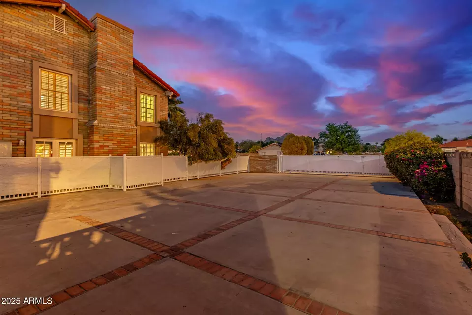 Exterior - 6550 N 7th St, Phoenix, AZ 85014 photo 7 of 10