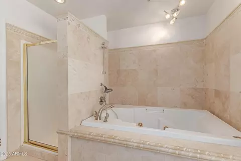 Bath - 6550 N 7th St, Phoenix, AZ 85014 photo 3 of 7