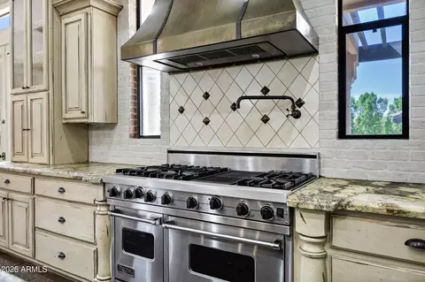 Kitchen - 2300 E Sanoque Ct, Gilbert, AZ 85298 photo 4 of 6