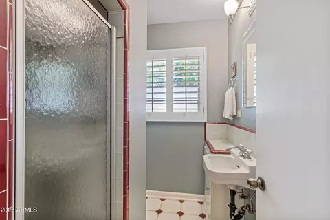 Bath - 502 W Windsor Ave, Phoenix, AZ 85003 photo 1 of 2