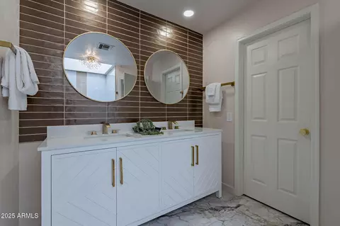 Bath - 4116 E Sunnyside Dr, Phoenix, AZ 85028 photo 1 of 5