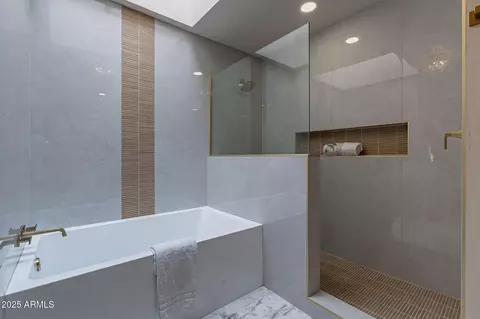 Bath - 4116 E Sunnyside Dr, Phoenix, AZ 85028 photo 2 of 5