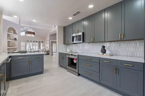 Kitchen - 4116 E Sunnyside Dr, Phoenix, AZ 85028 photo 4 of 11
