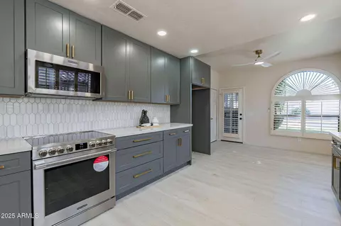 Kitchen - 4116 E Sunnyside Dr, Phoenix, AZ 85028 photo 3 of 11