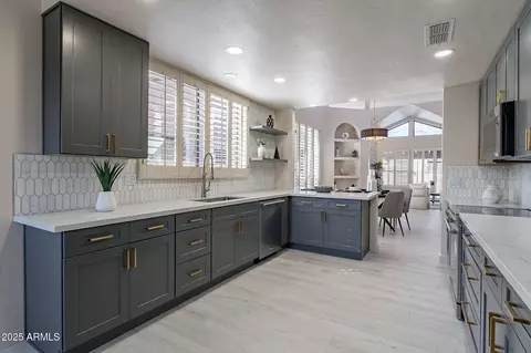 Kitchen - 4116 E Sunnyside Dr, Phoenix, AZ 85028 photo 7 of 11