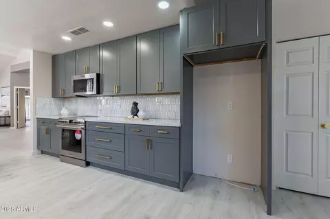 Kitchen - 4116 E Sunnyside Dr, Phoenix, AZ 85028 photo 8 of 11