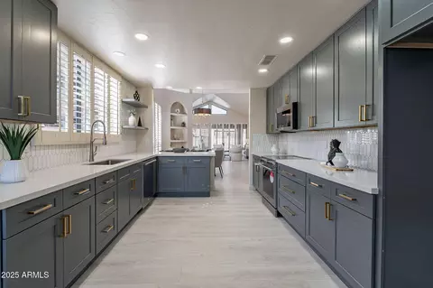 Kitchen - 4116 E Sunnyside Dr, Phoenix, AZ 85028 photo 6 of 11