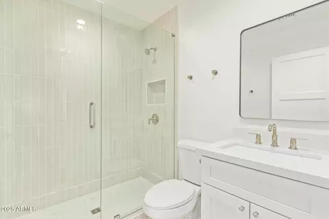 Bath - 9042 N 3rd Ave, Phoenix, AZ 85021 photo 1 of 1