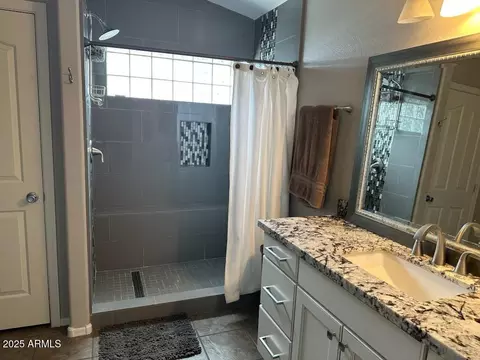 Bath - 4721 E Abraham Ln, Phoenix, AZ 85050 photo 2 of 2