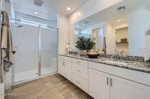 Bath - 8035 E Paloma Ave, Mesa, AZ 85212 photo 2 of 3