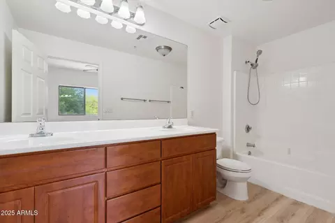 Bath - 920 E Devonshire Ave #2005, Phoenix, AZ 85014 photo 2 of 3