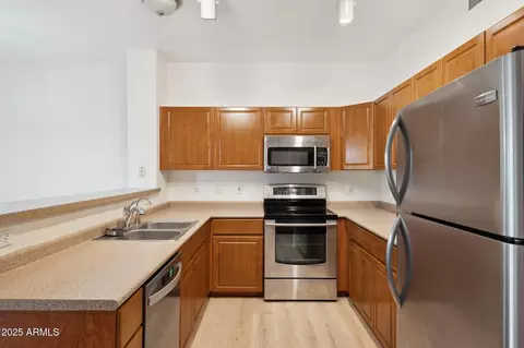 Kitchen - 920 E Devonshire Ave #2005, Phoenix, AZ 85014 photo 1 of 3