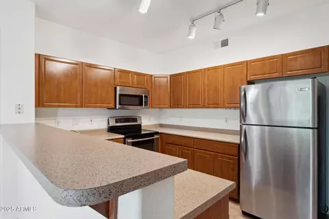 Kitchen - 920 E Devonshire Ave #2005, Phoenix, AZ 85014 photo 2 of 3