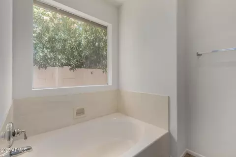Bath - 4544 E Campo Bello Dr, Phoenix, AZ 85032 photo 2 of 4