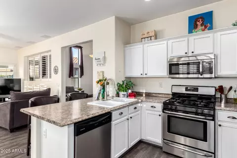 Kitchen - 4038 E Wagon Cir, Gilbert, AZ 85297 photo 3 of 4