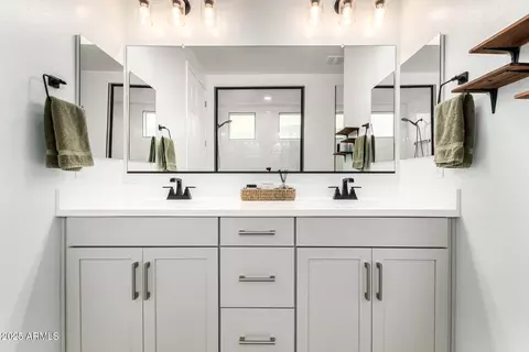 Bath - 7829 W Warner St, Phoenix, AZ 85043 photo 1 of 4