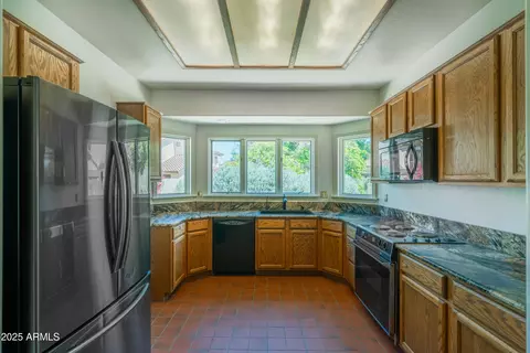 1226 E Greenway Cir, Mesa, AZ 85203 photo 2