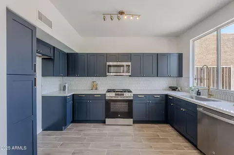 3233 E Sequoia Dr, Phoenix, AZ 85050 photo 7