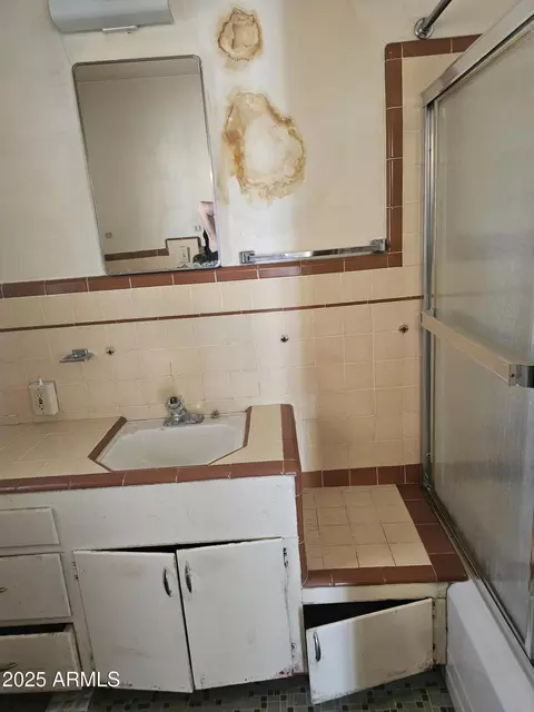 Bath - 1630 E Catalina Dr, Phoenix, AZ 85016 photo 2 of 4