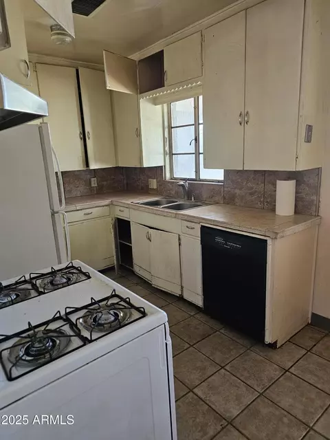Kitchen - 1630 E Catalina Dr, Phoenix, AZ 85016 photo 1 of 1