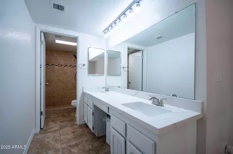 Bath - 5217 N 18th Dr, Phoenix, AZ 85015 photo 1 of 3