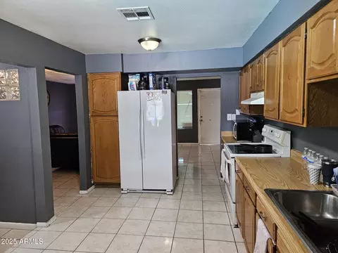 Kitchen - 4507 E Saint Catherine Ave, Phoenix, AZ 85042 photo 2 of 3