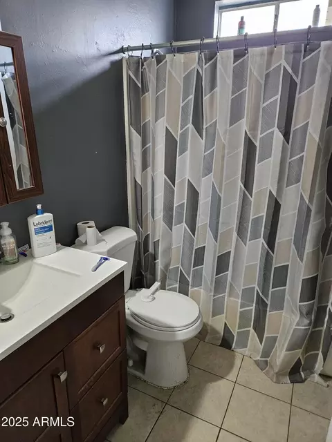 Bath - 4507 E Saint Catherine Ave, Phoenix, AZ 85042 photo 1 of 2