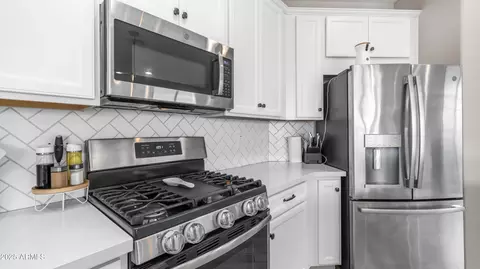Kitchen - 2822 E Hidalgo Ave, Phoenix, AZ 85040 photo 4 of 5