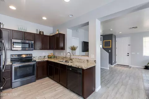 Kitchen - 6907 S 8th Dr, Phoenix, AZ 85041 photo 2 of 2