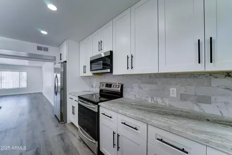 Kitchen - 907 E Broadmor Dr, Tempe, AZ 85282 photo 4 of 5