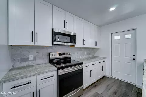Kitchen - 907 E Broadmor Dr, Tempe, AZ 85282 photo 2 of 5