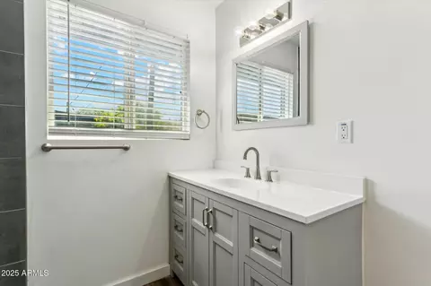Bath - 428 E Kachina Trl, Phoenix, AZ 85042 photo 3 of 3