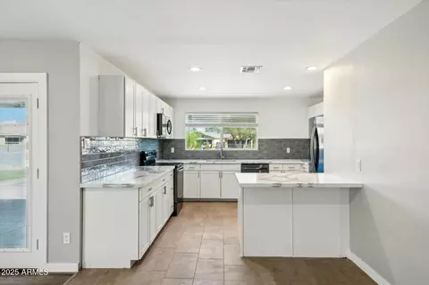 Kitchen - 428 E Kachina Trl, Phoenix, AZ 85042 photo 1 of 3