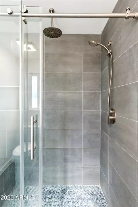 Bath - 428 E Kachina Trl, Phoenix, AZ 85042 photo 1 of 3