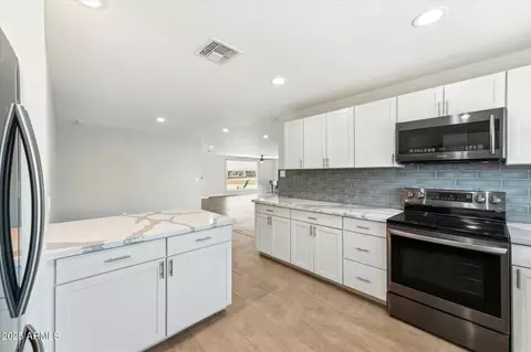 Kitchen - 428 E Kachina Trl, Phoenix, AZ 85042 photo 2 of 3