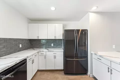 Kitchen - 428 E Kachina Trl, Phoenix, AZ 85042 photo 3 of 3
