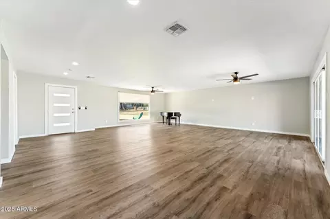 Living - 428 E Kachina Trl, Phoenix, AZ 85042 photo 1 of 2