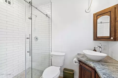 Bath - 710 E Hayward Ave, Phoenix, AZ 85020 photo 1 of 4