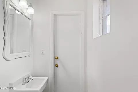Bath - 710 E Hayward Ave, Phoenix, AZ 85020 photo 4 of 4