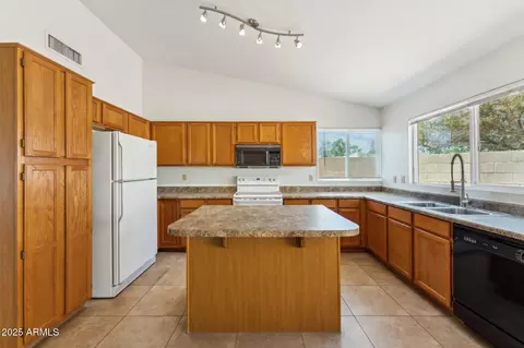 Kitchen - 4202 E Brookwood Ct, Phoenix, AZ 85048 photo 3 of 3