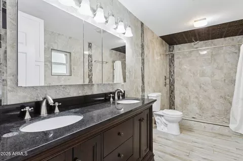 Bath - 6814 N 14th St, Phoenix, AZ 85014 photo 2 of 4