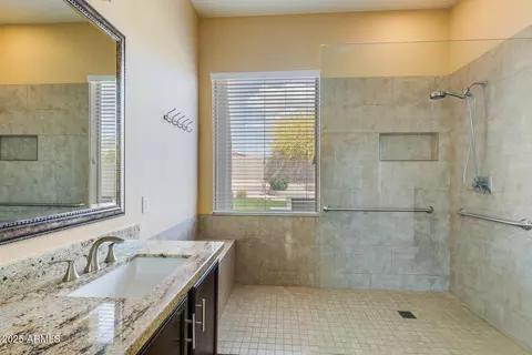 Bath - 5014 E Kirkland Rd, Phoenix, AZ 85054 photo 2 of 2